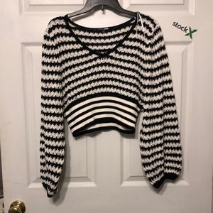 Super cute white & black vintage long sleeve sweater crop with deep V neck